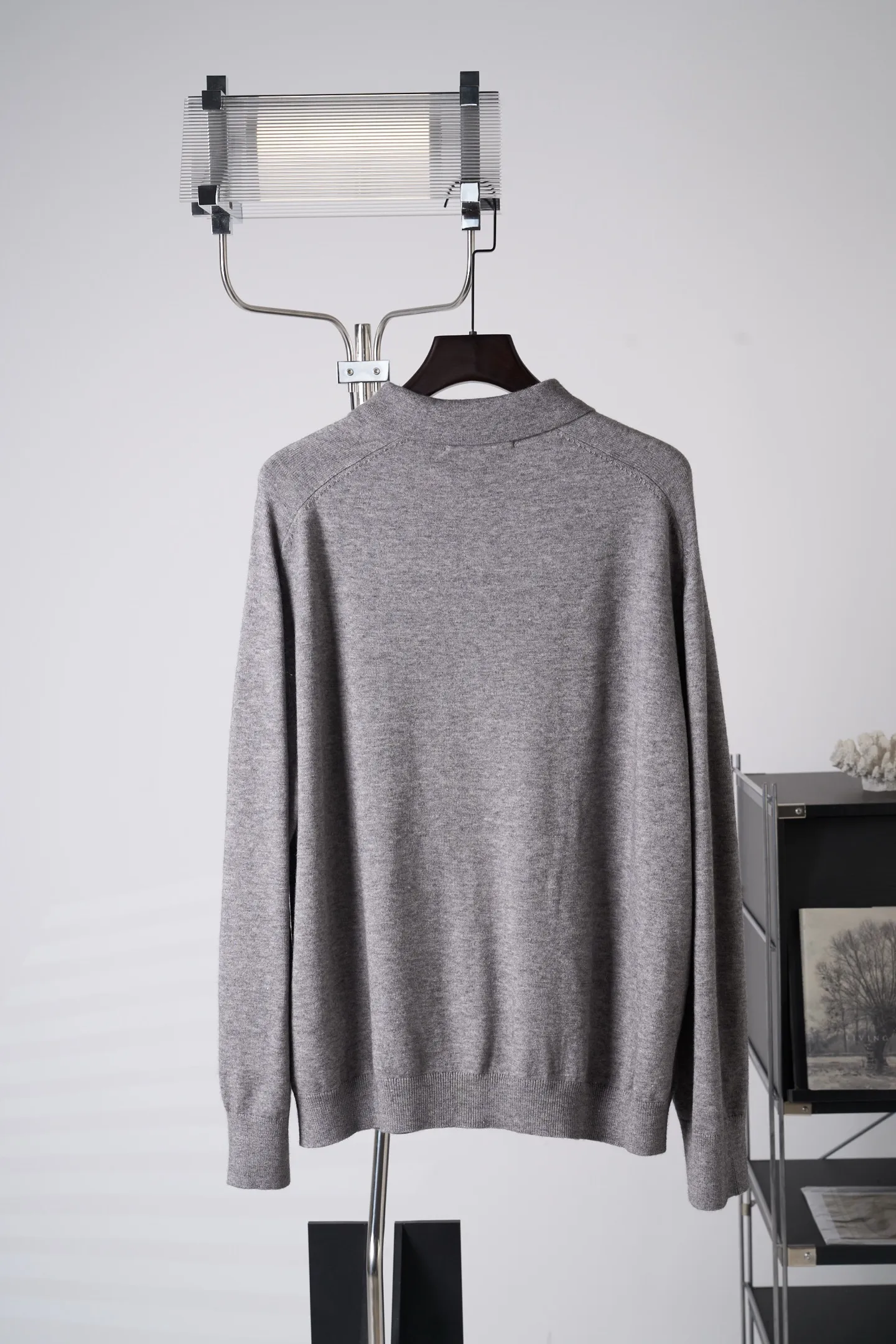 [Real auction] Acne Studios logo embroidered knitted polo shirt [In Stock] S M L The fabric is made of wool + yak hair blend. The wool ensures skin-friendly warmth and breathability. The yak hair improves the stiffness and wrinkle resistance of the fabric. It combines softness and pattern support. High-density jersey knitting technique is used. The yarns are finely intertwined. There are no excess floating threads on the surface. It feels soft and waxy and does not scratch the skin. It has a moderate weight and can be worn alone in spring and autumn. It can be worn as an inner layer in winter without feeling heavy or bulky. Ready-made garments undergo pre-shrunk + soft finishing processes to prevent shrinkage during the first wash while neutralizing the roughness of the fabric and maintaining long-term smoothness. Ready-to-wear deodorization treatment removes odors from new materials. Adopts a three-dimensional and slightly loose version. The shoulder line falls naturally. Suitable for different shoulder shapes. Garment length reaches hips. Modifies body proportions. Not picky about body shape. Ribbed closing process. High-elastic rib knitting for cuffs and hem. Precision sewing seams. The embroidery process on the left chest "Acne Studios est" adopts computerized precision flat embroidery + three-dimensional thread filling process. The embroidery thread is made of high-twist polyester thread, which is friction-resistant and does not fade. The embroidery edges are neat and burr-free. The stitch spacing is even (about 8-10 stitches/cm) for a full sense of recognition and sophistication. The whole garment is sewn with high-density double-thread overlock. The stitch spacing is 0.3-0.5cm. Key parts (shoulder seams, side seams) are reinforced with double threads to prevent open threads. The inner hemming treatment reduces friction and improves wearing comfort. The dyeing process adopts alcohol black fixation dyeing technology. The dye penetrates into the fiber and undergoes multiple fixation treatments. It is not easy to lose color during washing and cross-color to maintain the purity of Black.
